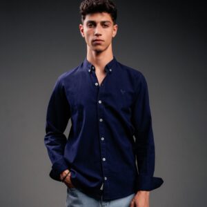قميص رجالي كحلي داكن بأكمام طويلة وياقة Button-Down – أناقة يومية بطابع عصري